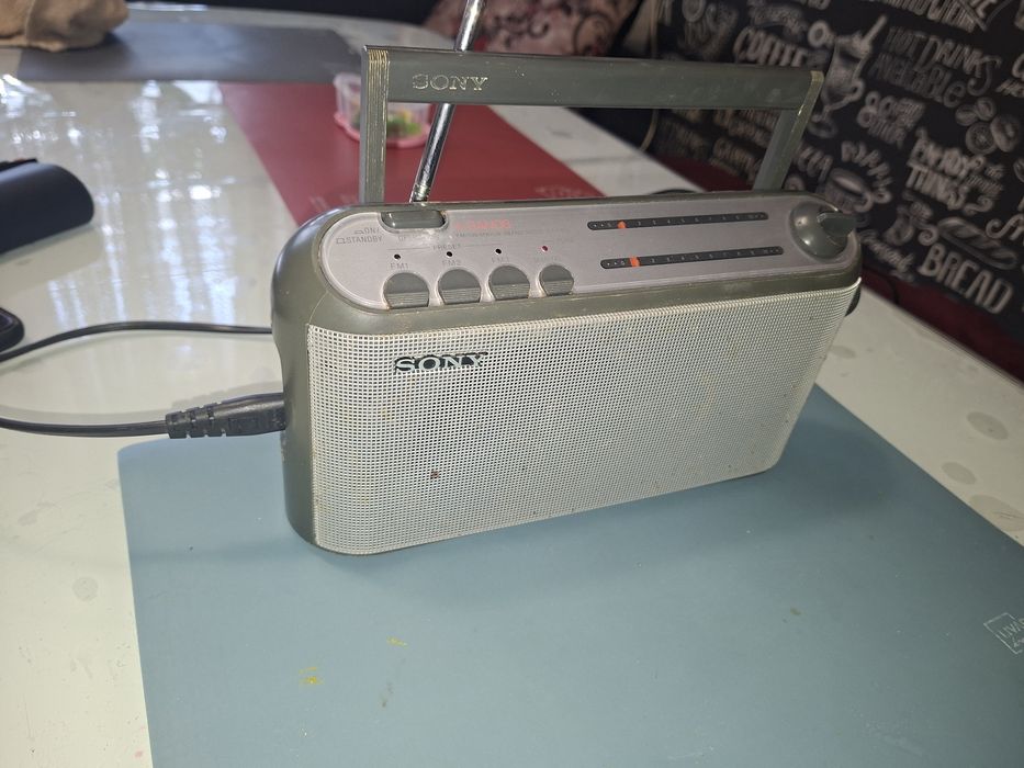 Radio mic Sony, 4 benzi radio ( inclusiv Antena Satelor), perfect funcțional,  sunet puternic