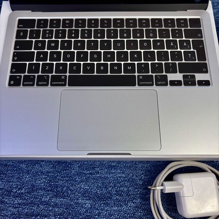 Macbook Air 13.6 M2 16GB RAM 256 GB Stocare Garantie 1 an, cu Toate Accesoriile incluse