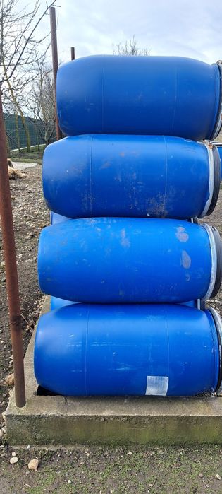 Butoaie de plastic si de tabla