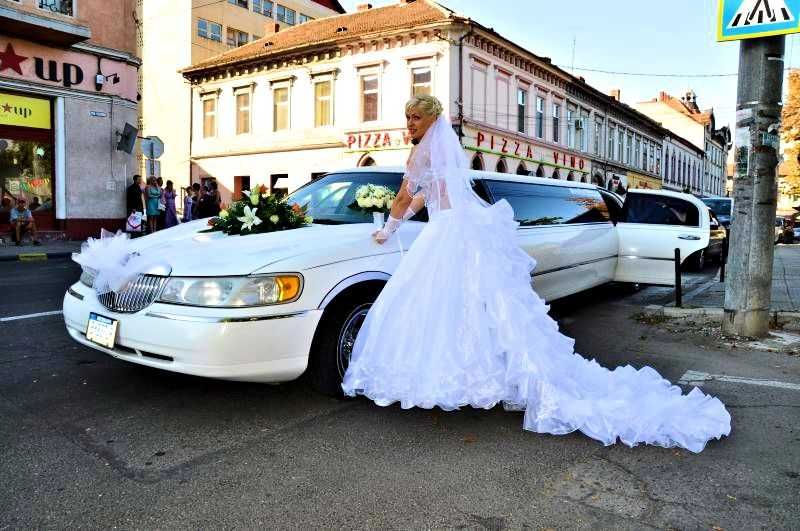 Inchirieri limuzina nunta nunti Oradea Bihor-Lincoln Town Car 8 locuri