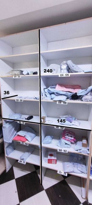 деревянные стеллажи с полками