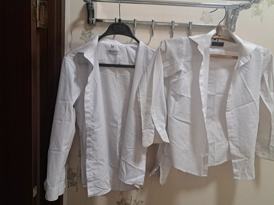 Школьные рубашки синего и белого цвета