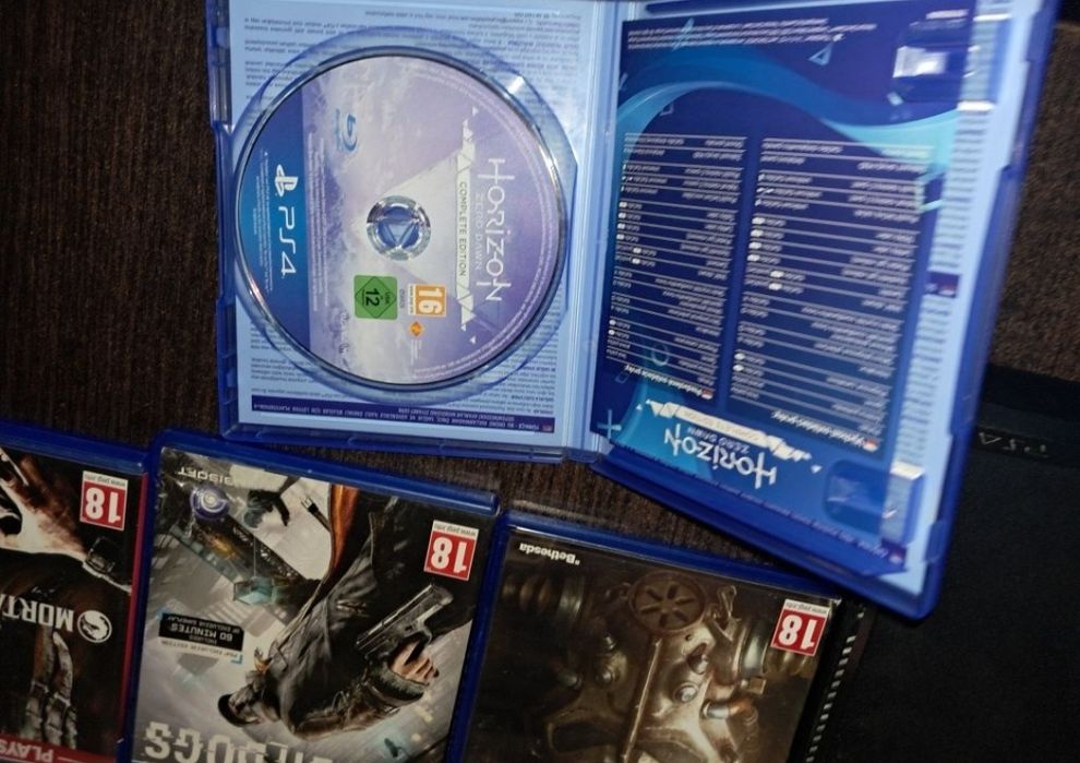 Ps4 slim 1tb storage + 2 controlere originale si 5 jocuri - negociabi