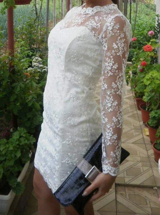 Бяла дантелена рокля