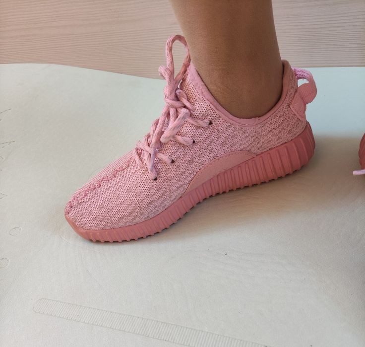 Кроссовки Yeezy б/у 37р, Малазия