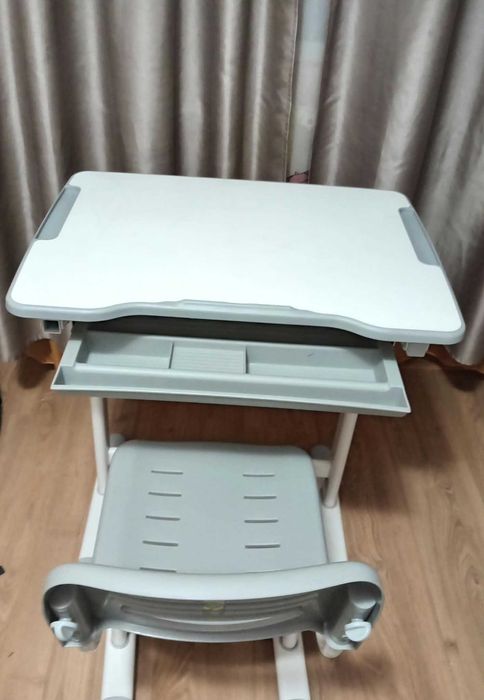 Set birou si scaun ergonomic pentru copii