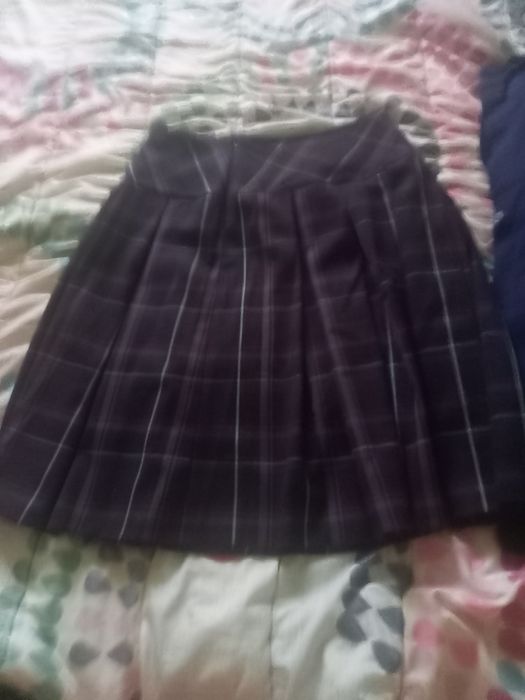 Vând fustă și pardesiu , noi