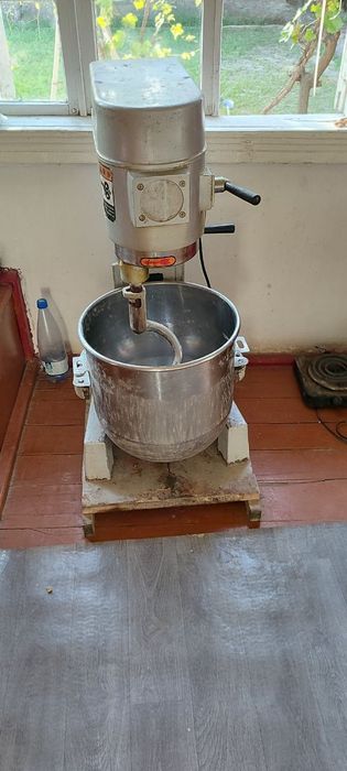 Mikser duxovka sotiladi. Holati yaxshi.