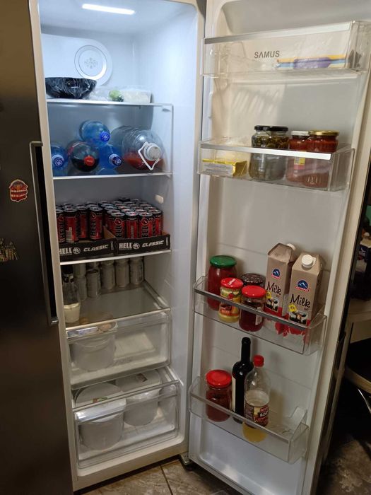 Frigider Samus syde by syde