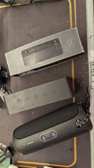 Vând 3 boxe Bluetooth Anker JBL flip 5 si Bose soundlink defecta