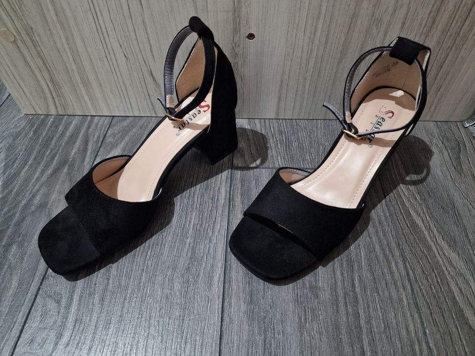 Черни велурени сандали