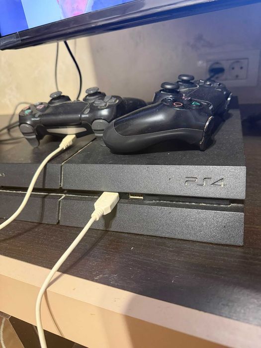 Vând Ps4 slim 1 TB