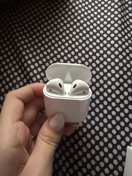 AirPods 2 със зарядно