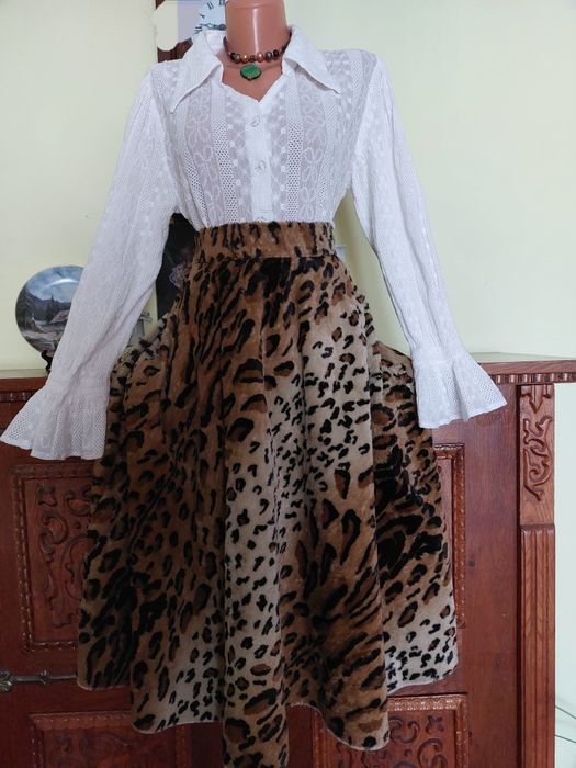 Fusta clos luxoasa, noua, catifea naturala cu structura