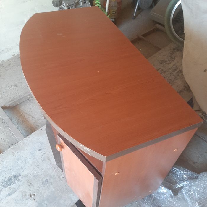 Продам тумбочку под телевизор.