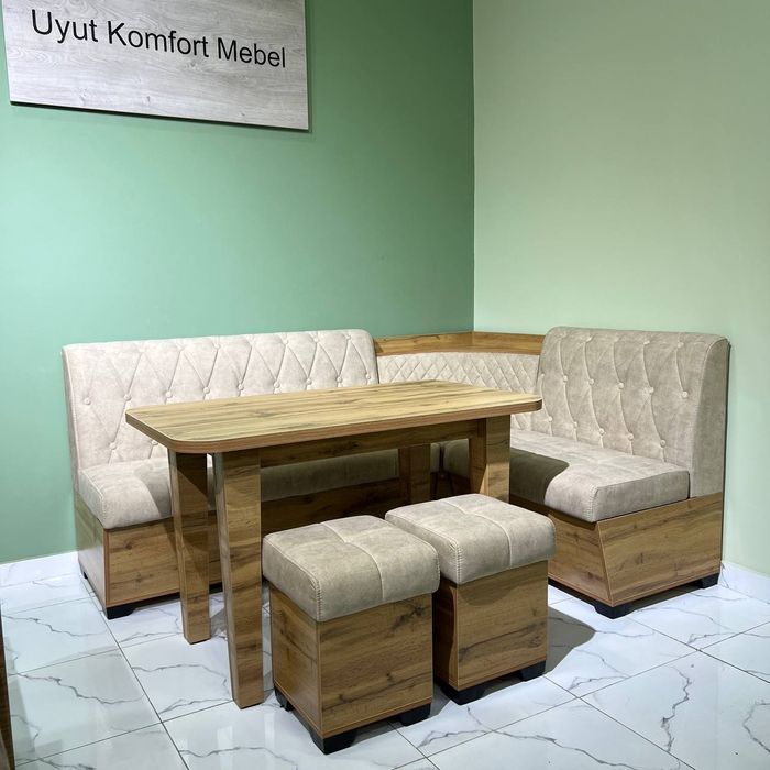 Скидка.Кухонный уголок сундук,2 пуфика и столимеется рассрочка.