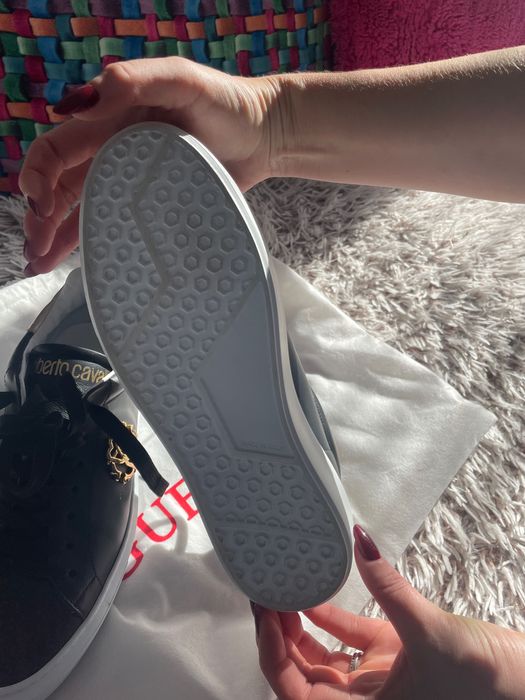 Adidași negri marca Roberto Cavalli în stare foarte bună de vânzare.