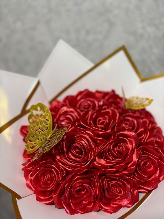 Розы из атласной ленты