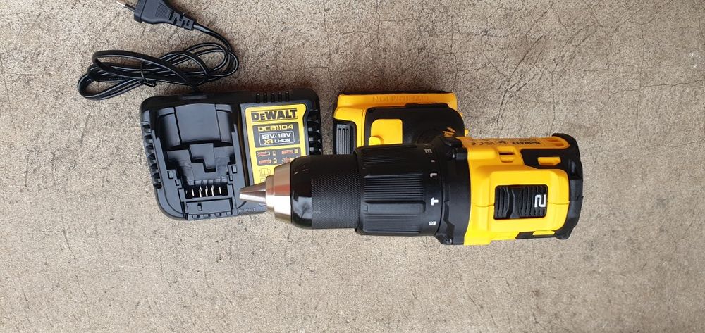 Masina de înșurubat și găurit dewalt.