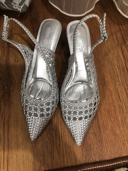 Сребристи обувки с ток