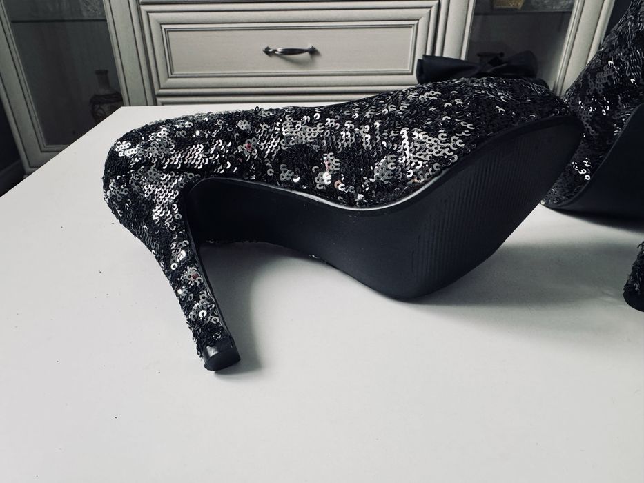 Продам  туфли с пайетками