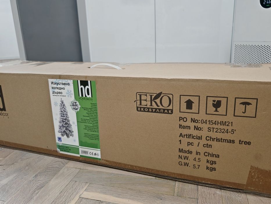 Заснежена Коледна елха