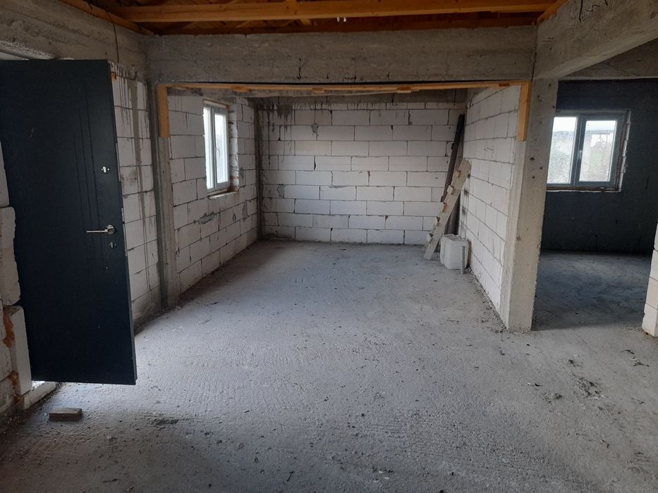 Casa de vanzare la rosu