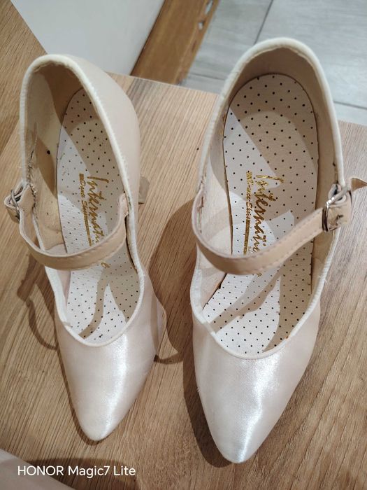 Обувки за стандартни танци