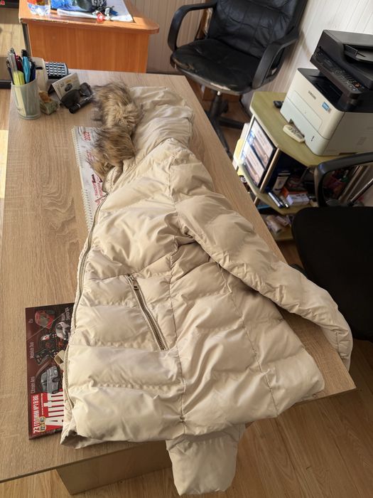 Продавам два броя зимни якета за момичета