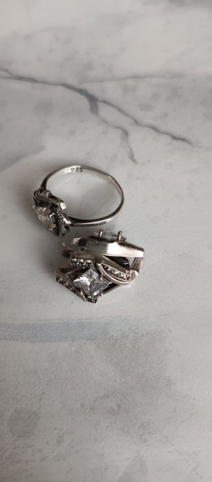 Продам серебрянный комплект.