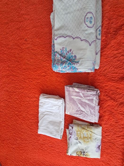 Два пододеяльника и три наволочки.