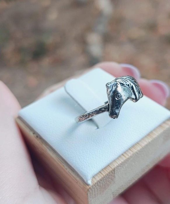 Inel vechi argintiu in forma de cal