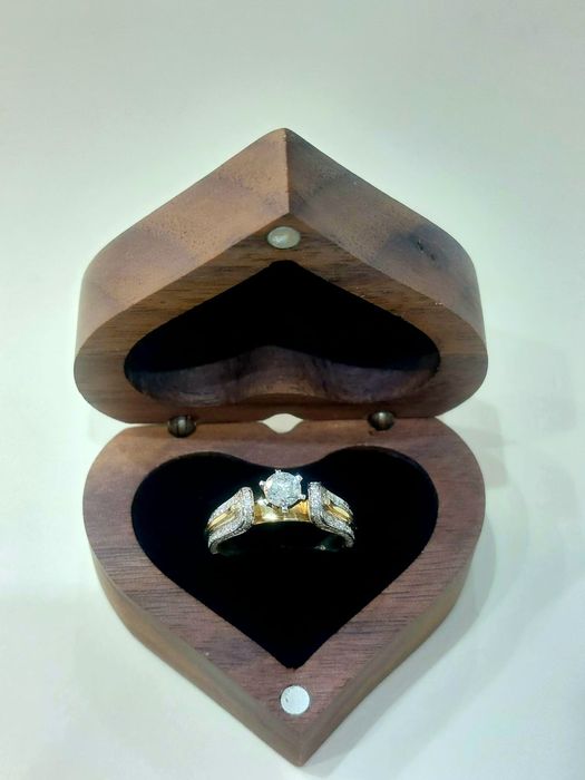 Красивое золотое кольцо