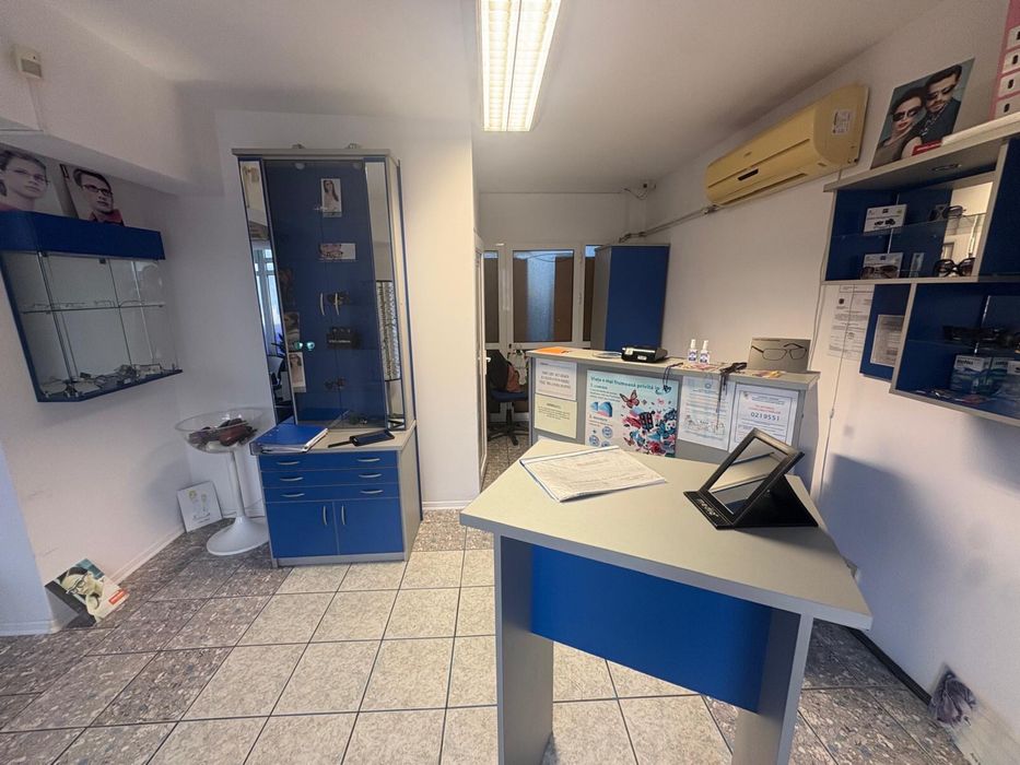 Vand mobilier de tip comercial- magazine, firme