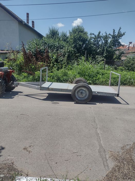 Голямо ремарке за автомобил или джип или трактор.