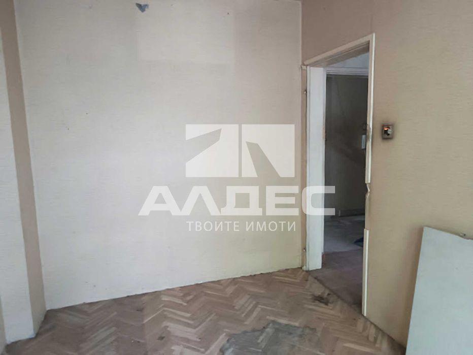 Продава се партерен тристаен ап. в Мед. Академия!