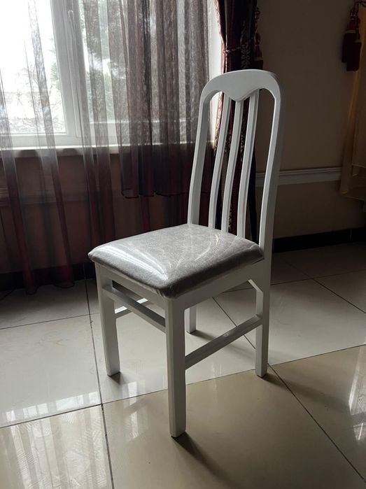 Стулья белые для кафе