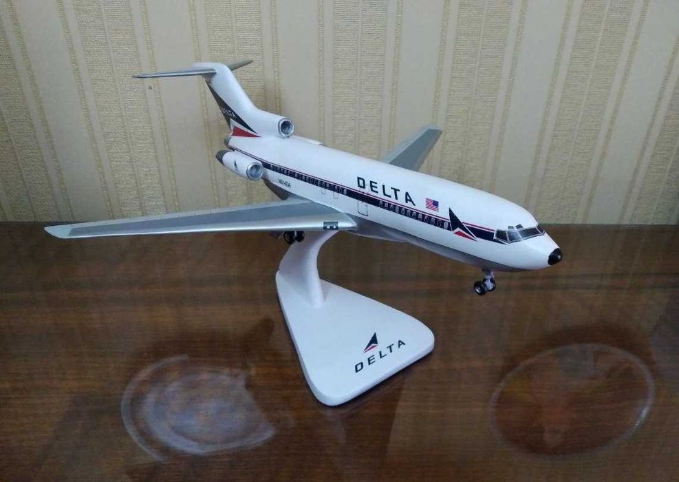 Боинг-727 ( Boeing-727  ). модель самолета ( дерево )  ( 1:100 )