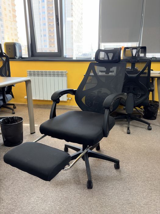 Кресло офисное, черного цвета