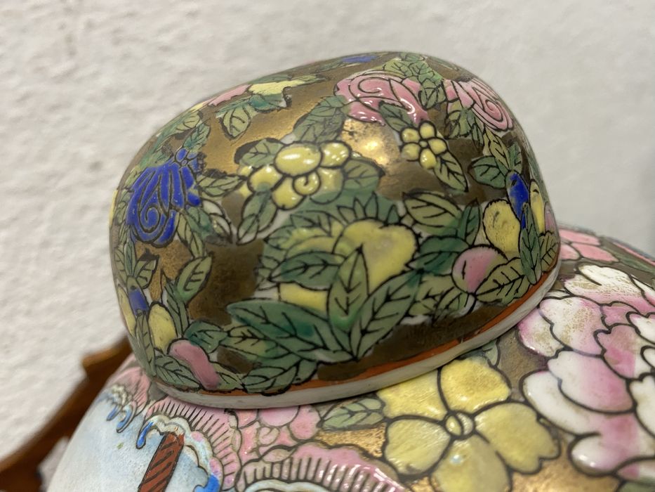 Китайска порцеланова ваза с  капак начало-средата на XX в., Китай