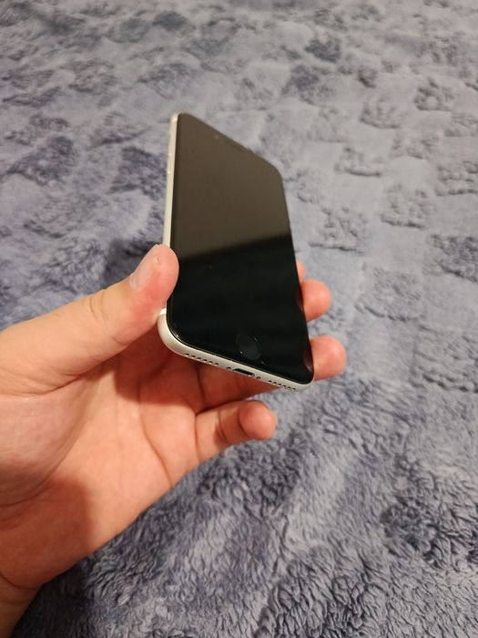 iPhone SE 2020 в хорошем состоянии