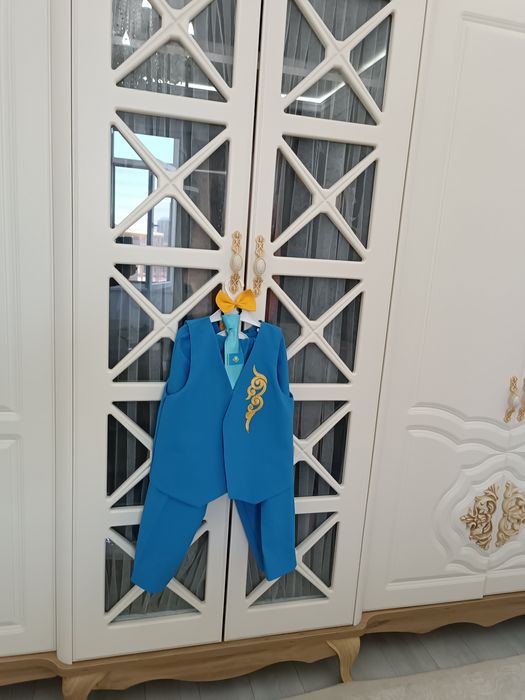 Продам жилет с брюками и галстук. На день независимости или на выпуск