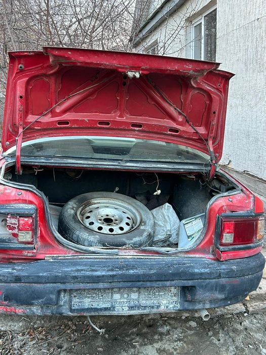 Продам машину Мазду 323 седан