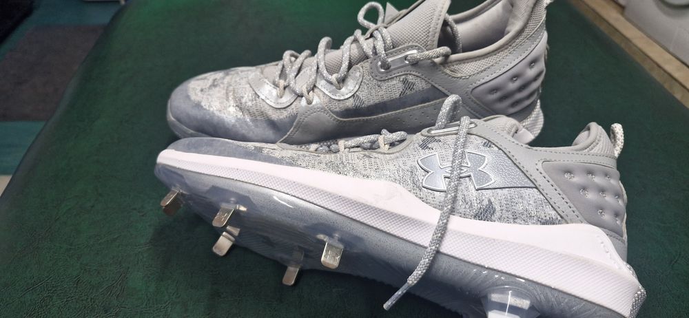 Vând ghete baseball noi Under Armour