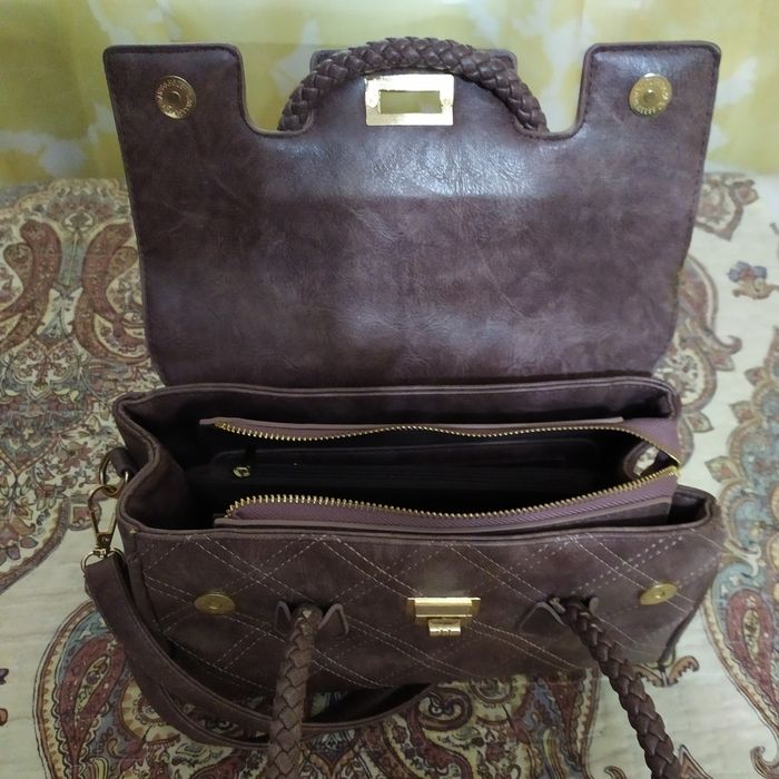 Сумка цвета моко.