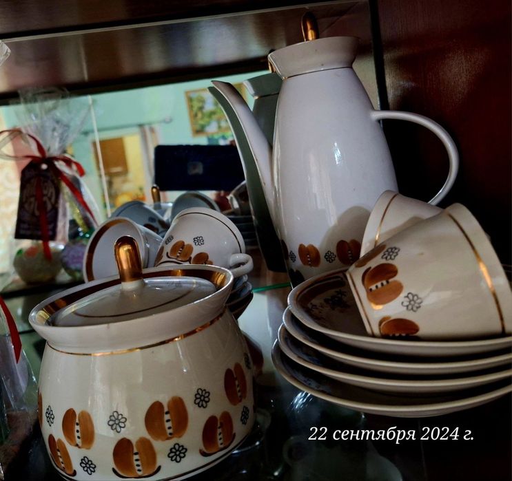 Сервизы новые. Два кофеных. Один чайный