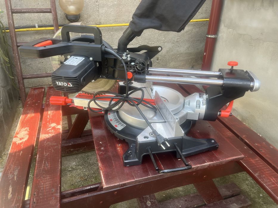 Fierastrau de banc yato 1800 w
