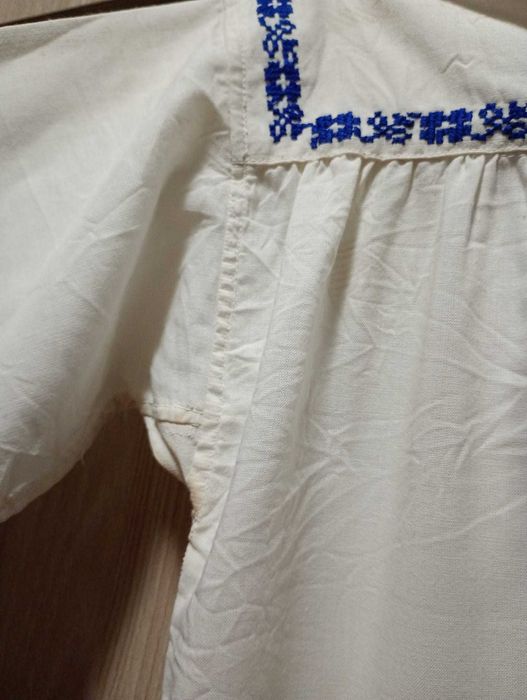 Rochie / ie traditionala romaneasca din Oltenia, veche, originala, tesatura din bumbac cu broderie, avand in jur de 100 ani