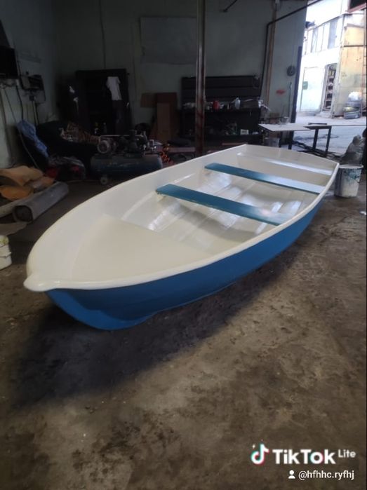 Стеклопластиковая лодка