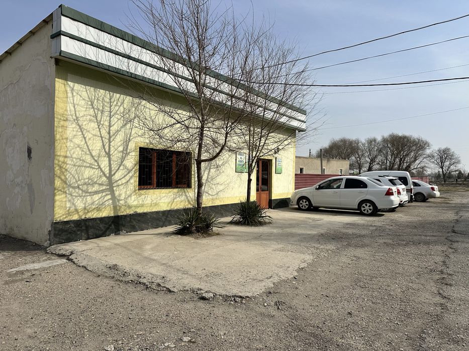 Noturar bino sotiladi